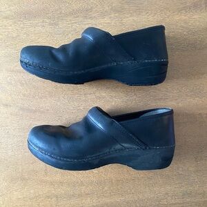 Dansko XP 2.0 Black Leather Clogs